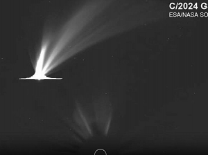 Яркий хвост кометы ослепляет на снимках с космического аппарата