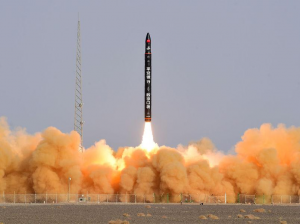 Китай запустил пилотируемый корабль к своей орбитальной станции