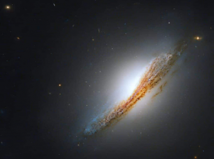 Телескоп «Хаббл» запечатлел редкую линзовидную радиогалактику