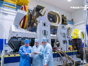 Новый спутник связи «Экспресс-АМУ» проходит механические испытания