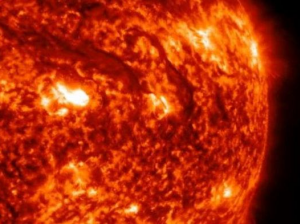 Самое большое извержение на Солнце. К Земле летит огромный поток горячей плазмы