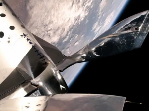 Австралопитек побывал в космосе: Virgin Galactic свозила на орбиту окаменелые останки предков человека