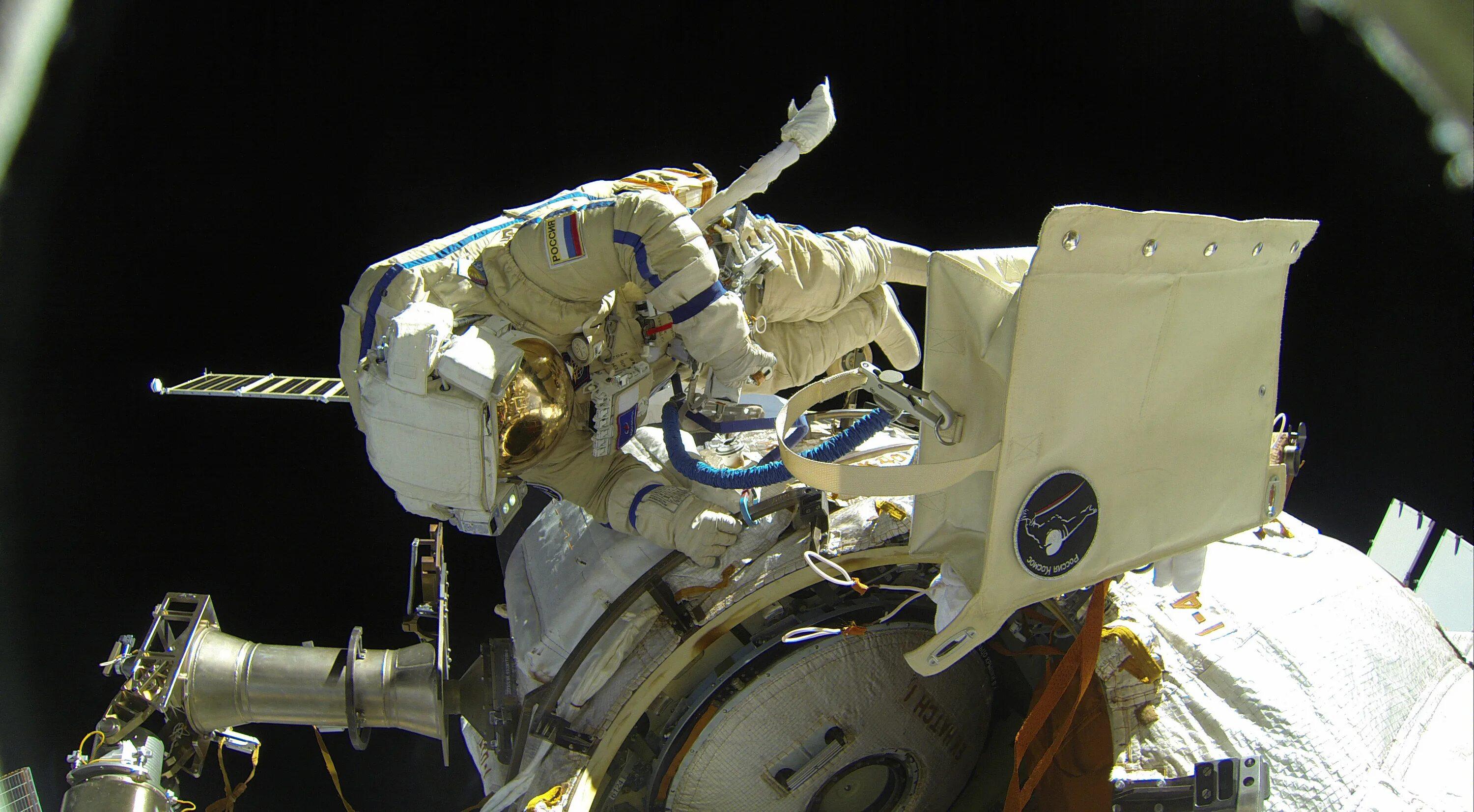 Космонавты Роскосмоса испытали новую страховку для работы за бортом МКС